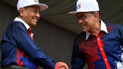 事隔20年,二度拜相的首相敦马哈迪与曾经是副首相的公正党实权领袖拿督斯里安华再次在国庆庆典同台,写下历史性一幕。