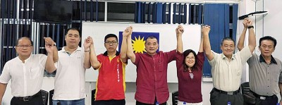 马华大山脚区会改选,全部职位不战而胜,原任区会主席拿督陈德钦(中)蝉联,左起是魏木荣、陈扬邦、陈福昌、吴瑞音等。