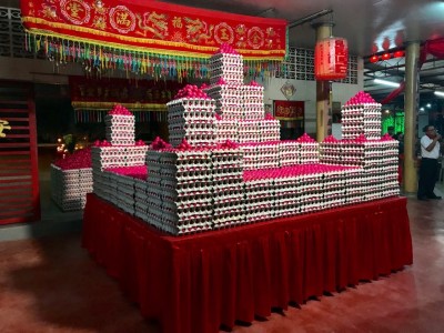 逾10万粒红鸡蛋组成泰式庙宇模样,贺篮啅大圣诞千秋。
