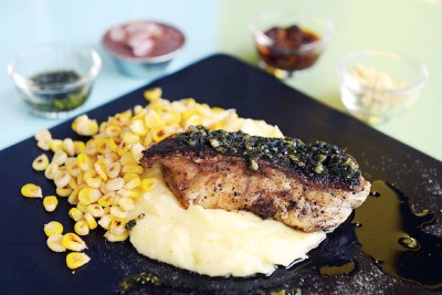 石斑鱼Grouper Steak （180克）-RM48 肉质丰厚的石斑鱼，无论哪种烹法，都甚受欢迎。淋上店家自调青酱，绵滑薯泥垫底，略烤过的玉米粒陪衬，从摆盘美感到口感搭配，都做出优水平来。