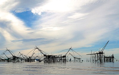 帐篷状网架，是当地渔夫捕虾的传统网具。