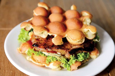 Egg Puff Burger（s）鸡蛋仔汉堡-RM7 ?荩鸡蛋仔新系列之一，外脆内软，蛋蛋清香的鸡蛋仔夹着猪扒、蛋和蔬菜，新奇口感叫人惊艳！