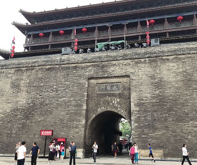 西安城墙又称西安明城墙，是中国现存规模最大、保存最完整的古代城垣。照片中的城门是永宁门（南门），此外还有3座主城门，即是长乐门（东门）、安定门（西门）及安远门（北门）。但如今为了方便国民出入，先后新辟了多座城门，目前共有18座城门。