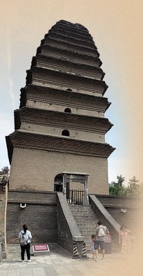 小雁塔，也被称作荐福寺佛塔。该塔始建于唐代景龙年间，塔高15层。相传该塔曾在地震中3次开裂，又3次自动复原。