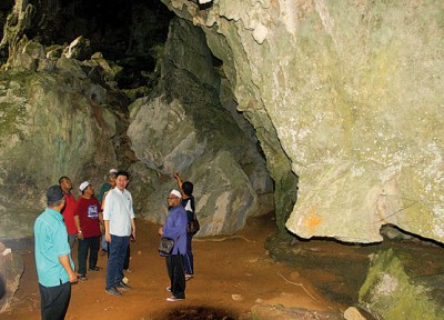 太阳洞穴(Gua Matahari),是其中一个出现在山峰周围的神奇美景。