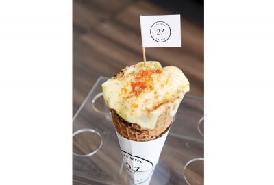 Snack in Cone-RM9.70 咸食，使用的是冰淇淋饼干包裹着薯条、鸡块等，将芝士满满地覆盖，一口咬下，溢出来的不是冰淇淋，而是浓郁奶香味的芝士。