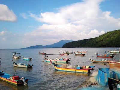 浮罗沙越是典型的马来传统渔村，因此可看到许多大小渔船停泊。