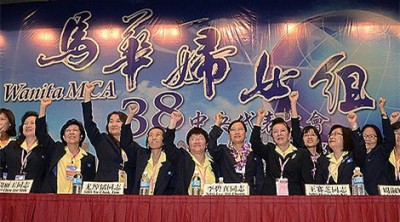 王赛之（左7）在2013年党选中胜出，新领导层对前领导层接受汇款之事毫不知情。