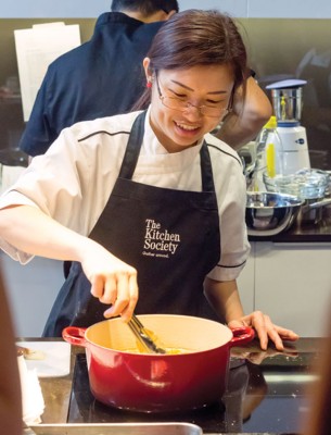 娘惹淑佩在新加坡开办娘惹菜系烹饪课程，报名反应热烈。
