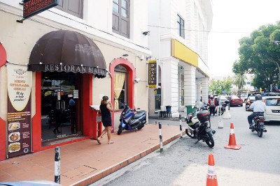 D' Dapor马来餐厅，与友联街（Lebuh Union）的传统贩摊，划出一道风格对比。营业时间为11am-3pm，6pm-10pm，逢周五休息。