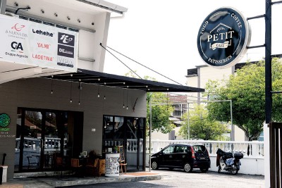 Petit Cafe坐落中路（Jalan Macalister），图中右手边的店面，营业时间为周一到周日9.30am至9pm，逢周四休息。
