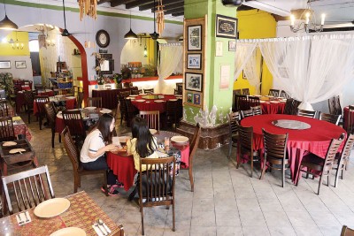 红布白帘相搭，交织出优雅的用餐环境，属于槟城少见的中高档清真餐厅。