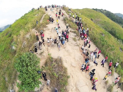 石哪督庙崛起之后，毗邻的茅草山也成为国内登山客的心头好。