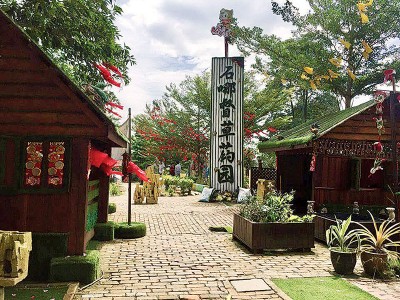 石哪督庙里的草药园，是全国首座以草药为主题的亲子乐园。