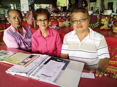 李喜昌（右1）：从没想过石哪督庙有朝一日会发展为旅游景点，还带动整个武来岸小镇的经济成长；左为萧满友，中为李秀珠。