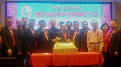 雪隆惠州会馆日前举行154周年会庆联欢午宴，李新才（前左5）联同马来西亚惠州联合会总会会长拿督斯里李锦贤（前左6）、杜汉光（前右5）与一众董事理事们向出席者进行敬酒及进行切蛋糕仪式。