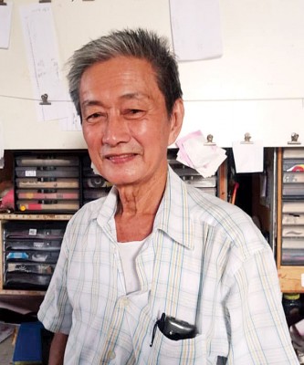 曾玉华从事纸扎行业已有50年，平时他的兄弟、孩子及孙子都会帮他制作纸扎艺品，包括九皇爷的皇船。