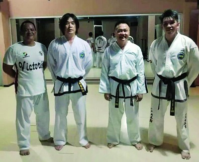 洪文德（右2）偶尔还会客串教导跆拳道。