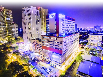 槟城鹰阁医院目前拥有两栋医疗大楼，可容纳360张病床、80间诊间与1000名雇员。