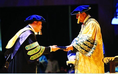 丹斯里黄荣盛博士于2017年获颁授马来西亚北方大学公益慈善荣誉博士学位，成为该校创校34年来第一位荣获这项荣誉的华裔企业家。