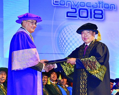 马来西亚多媒体大学(MMU) 名誉校长敦查基于2018年毕业典礼上颁授管理学荣誉博士学位予丹斯里黄荣盛博士。