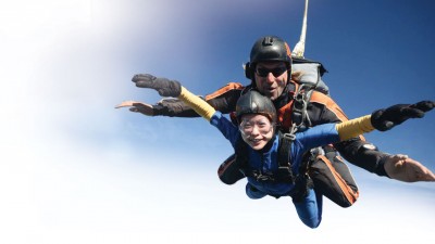 喜欢极限运动的王菁忆，2010年去了纽西兰体验空中跳伞。