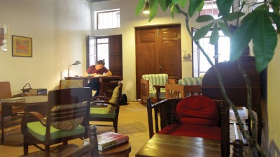 除了藏书处,The Nook Books & Coffee也提供宽敞的空间给顾客们,大家可以在这里聊天、开会、打报告,毫无拘束。