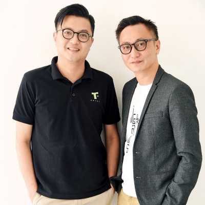 为了让酒店营运更趋专业完善，宋明威找来了T+ Hotel创办人刘伟兴（左）展开旅游产业上的合作关系。