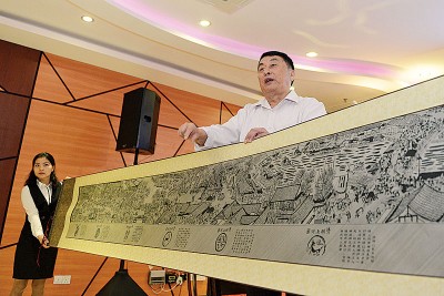 陈云华在“2018年东盟竹艺高峰论坛”上展示用竹子编制而成的《清明上河图》，让人叹为观止。