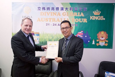 陈 王晉  駺凭着坚韧毅力，通过旗下公司“立伟纳高雅”(Divina Gloria Holding Sdn Bhd）取得澳洲知名奶粉品牌“奥玛儿（King's Kuma）”，正式授委亚太区的总代理。