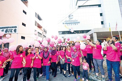 除了为患者提供服务以外，卢源来专科医院也举办各式各样的乳癌醒觉运动活动，借此提高民众的乳癌意识。