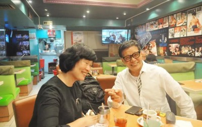 陈慎芝（右）接受《港真》杂志社长郭灵专访。