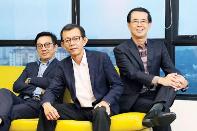 黄安辉与2个共处共事30多年的好伙伴马坚敏（左）与阮梦羽（中）携手创出一片天，他不忘感谢他们的信任，各司其职，让公司在建筑界站稳一席之地。