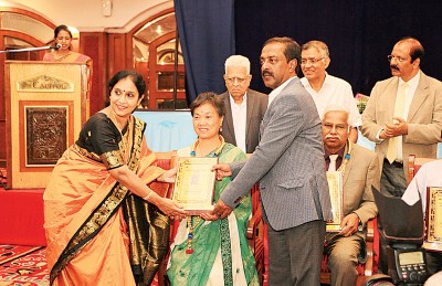 白世音远赴印度接受V Sivaram研究基金会颁予杰出科学家终身成就奖。
