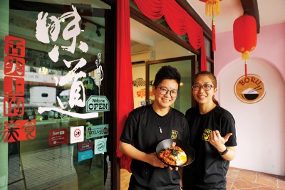 店主之一的Can（左）称因为工作伙伴都爱吃日式料理，所以决定开一家日式餐馆。
