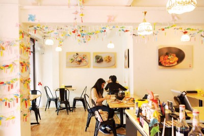 餐馆内四面墙洁白，由鲤鱼折纸的装饰点缀，小巧馆内显得温馨闲逸，明亮的光线令人感到舒适、自在。