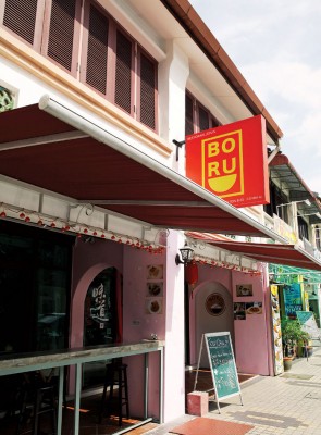 Boru Penang位于繁忙的椰脚街（Jalan Masjid Kapitan Keling），营业时间为7am至7pm，每周一休息。
