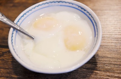 半生熟蛋-RM2.50（2颗）恰到好处的半生熟蛋，在舌尖缓缓滚动，滚出一股熟悉的感动。
