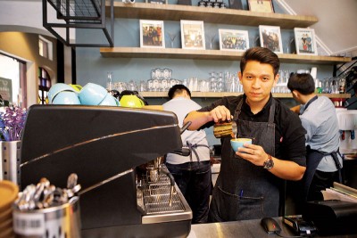 店长Victor是柔佛人，为了工作选择在槟城定居，偶尔也会亲自泡咖啡给顾客。