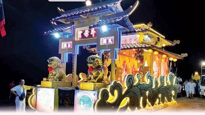 甘边园斗母宫美轮美奂花车。