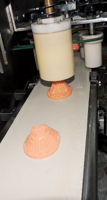 机器模具取代手工模印。