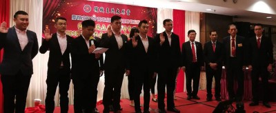 右起：王德钦、王喜及曹观友为槟城王氏太原堂2018-2019届新理事宣誓就职主持监誓。