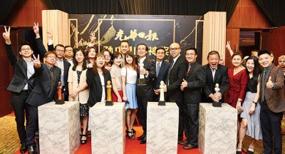 拿督黄安辉（中，拿奖杯者）荣获《光华日报孙中山精神奖》白金奖后，与支持者开心合影。