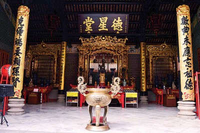 书院四周挂满对联，依然保留独特的中国文化气息。