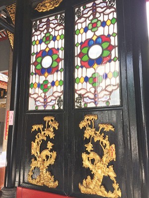 门的木雕主题是“麒麟送子”，流传自中国祈子习俗。