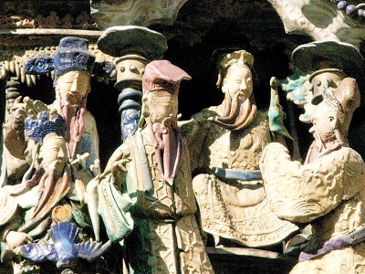 屋顶上的人物陶塑,据说为了祖先可以观看歌仔戏而建设的。