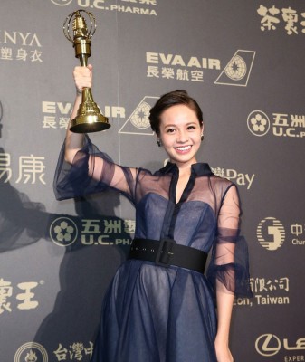 新科视后黄姵嘉入行10年,首次得奖。