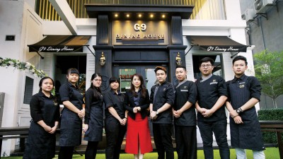 Ms Goh（左五）和主厨Allen（左六）可是非常有默契的合作伙伴，两人常互相商量将提供什么美食给客人，也是整个团队的顶梁柱。