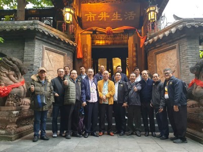 图为林祥泰(前排左四)于周一在成都与一众团员的合照,未料此中国行程是他的最后之行。
