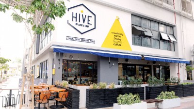 走轻松清新路线的Hive，店面虽然没有面对马路，但依然有很多顾客。营业时间为每天8am-11pm，地点就在西南区的The Promenade。